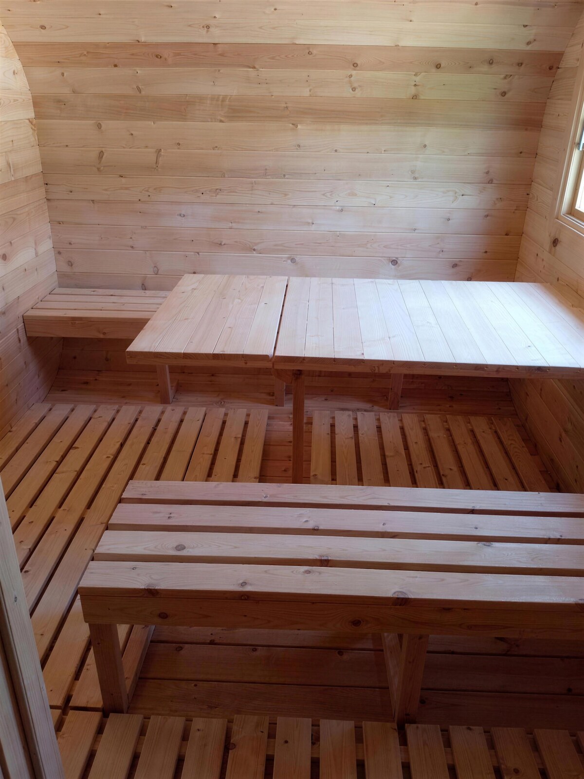 Квадро-овальная баня 4*5,7м — комната отдыха, стол и лавки